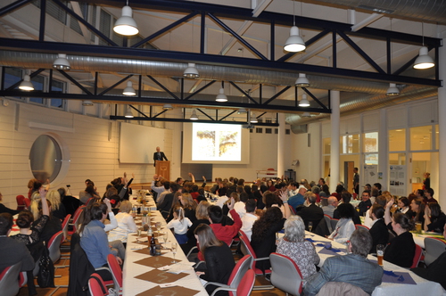 Saal mit Festredner Egbert Matzner